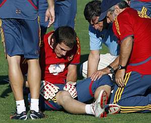 Casillas, tendido en el suelo tras el choque con Cesc. (Foto: EFE)