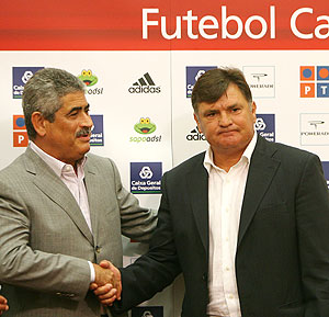 Jos Antonio Camacho estrecha la mano a Luis Filipe Vieira, durante su presentacin. (Foto: AFP)