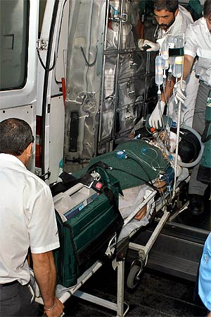 Germán Hornos es trasladado en camilla tras su accidente de tráfico. (Foto: EFE)