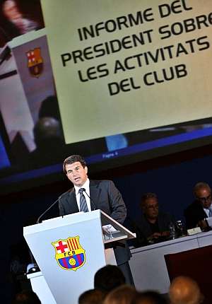 Joan Laporta, durante su discurso en la Asamblea de compromisarios del FC Barcelona. (Foto: EFE)