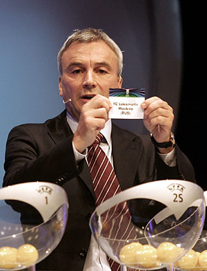 El secretario general de la UEFA, David Taylor, durante el sorteo celebrado en Mnaco (Foto: REUTERS)
