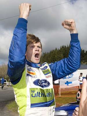 Marcus Gronholm celebra con rabia su victoria en el Rally de Nueva Zelanda. (Foto: AFP)