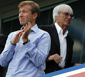 Abramovich (i), presidente del Chelsea, compartir protagonismo con Ecclestone (d) como dueo millonario de un equipo ingls. (Foto: REUTERS)
