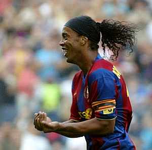 Ronaldinho dedica el primer gol a su hijo. (Foto: AFP)