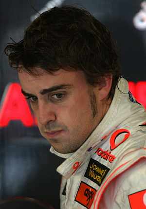 Alonso, tras los entrenamientos de Monza. (Foto: AP)