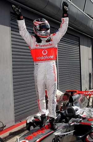 Alonso celebra la 'pole' conseguida en Monza. (Foto: EFE)