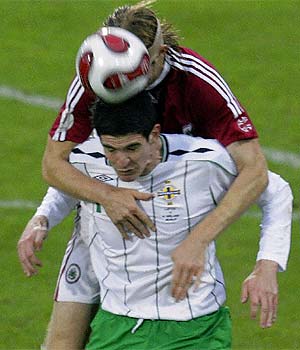 Laizans salta sobre Lafferty en busca de una pelota. (Foto: REUTERS)