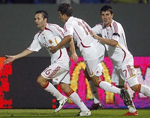 Iniesta celebra con Luis Garca y Villa su gol. (Foto: EFE)