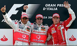 Hamilton (i), con Alonso y Raikkonen en el podio de Monza. (Foto: EFE)