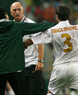 Scolari y Dragutinovic acabaron a puetazos. (Foto: AFP)