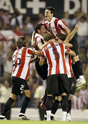 Los jugadores del Athletic celebran el tanto de Susaeta. (Foto: EFE)