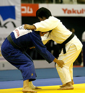 Isabel Fernandez lucha con la coreana Kye Sun Hui, en la final. (Foto: EFE)