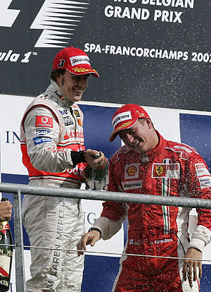 Alonso y Raikkonen, en el podio de Spa. (Foto: REUTERS)