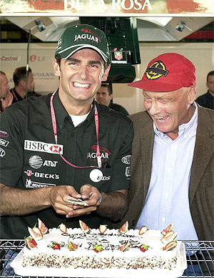 Pedro De la Rosa, junto a Niki Lauda, cuando el piloto espaol conduca para Jaguar. (Foto: EFE)