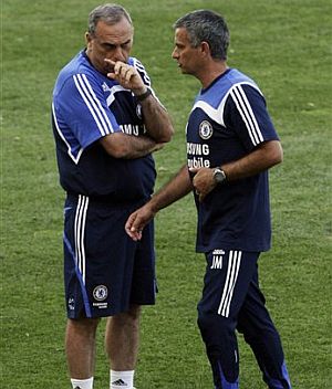 Grant (i) conversa con Mourinho en un entrenamiento del Chelsea. (Foto: AP)