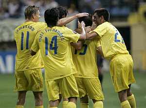 Los jugadores del Villarreal celebran un gol. (Foto: EFE)