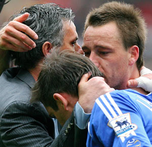 Mourinho (i) se abraza a Lampard (c) y Terry, durante un partido. (Foto: AFP)
