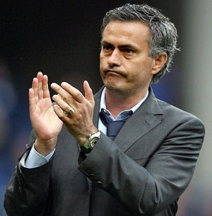 Mourinho ver el Manchester-Chelsea por televisin. (Foto: AFP)