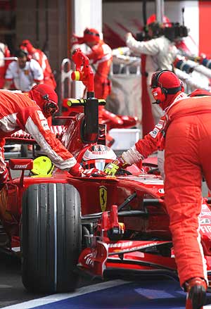 Los ingenieros de la escudera Ferrari, durante un Gran Premio. (Foto: AFP)