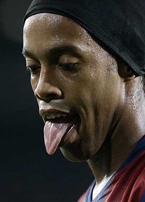 Ronaldinho, tras ser sustituido por Rijkaard en el partido contra el O. Lyon. (Foto: AP)