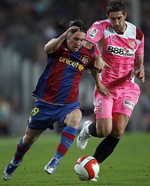 Messi escapa del marcaje de Dragutinovic. (Foto: EFE)