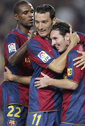 Abidal y Zambrotta celebran con Messi uno de los dos goles ante el Sevilla. (Foto: AP)