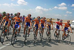 El equipo de Menchov posa para celebrar el éxito que no pudo alcanzar en el Tour. (Foto: EFE)