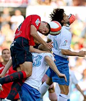 Javier Flao lucha por el baln con el defensa del Zaragoza, Sergio Fernndez (debajo). (Foto: EFE)