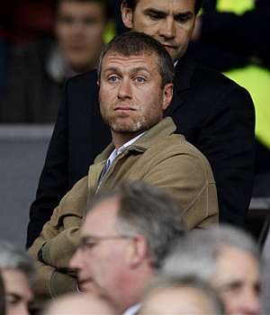 Abramovich vio en el palco la derrota del Chelsea ante el Manchester. (Foto: AFP)