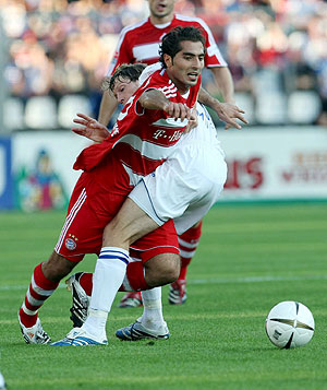 Altintop (i), revelacin del Bayern, disputa un baln con el jugador del Karlsruhe.(Foto: EFE)