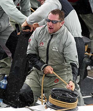 Simon Daubney, el tripulante que dio positivo, en una regata. (Foto: Getty Images)
