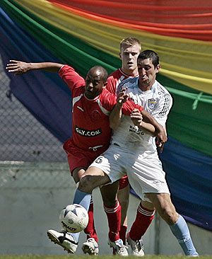 Dos jugadores pelean por un baln en la final del Mundial gay. (Foto: EFE)