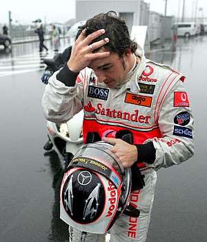 Fernando Alonso, tras su abandono en Japn. (Foto: EFE)