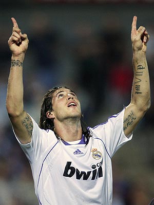 Ramos dedica al cielo su gol ante el Getafe. (Foto: AP)