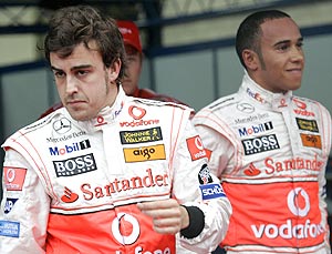 Fernando Alonso y Hamilton en el circuito de Fuji. (Foto: AP)