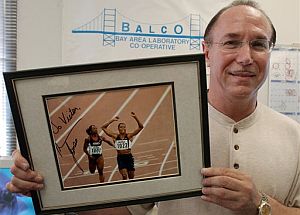 El dueño de los laboratorios Balco, Victor Conte, posa con una foto dedicada de Marion Jones. (Foto: AP)