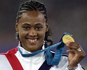 Marion Jones, en lo alto del podio de 100 metros en los JJOO de Sydney. (Foto: AP)