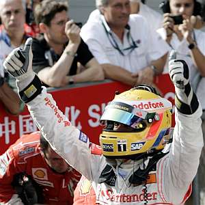 Lewis Hamilton celebra su pole. (Foto: AP)