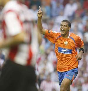 Felipe Melo, jugador del Almera, celebra su gol en San Mams. El tanto significaba el empate a uno definitivo en el marcador. (Foto: EFE/Luis Tejido)