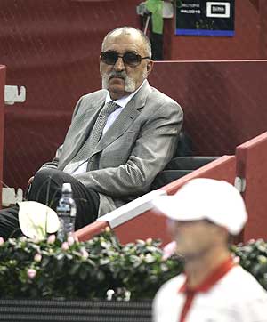 Ion Tiriac observa un partido en uno de los palcos del Masters de Madrid. (Foto: EFE)