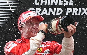 Kimi Raikkonen, en el podio de Shanghai. (Foto: AFP)