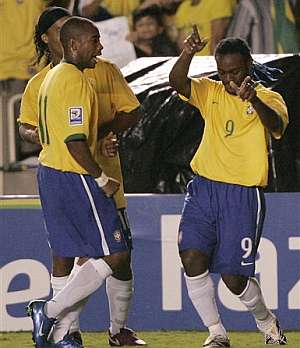 Protagonistas de la fiesta. Vagner Love celebra su gol junto con Robinho y Ronaldinho. (Foto: AP)