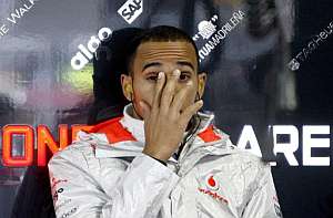Lewis Hamilton, en el 'box' de McLaren. (foto: EFE)