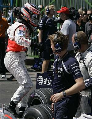 Alonso abandona su coche tras la clasificacin. (Foto: AP)