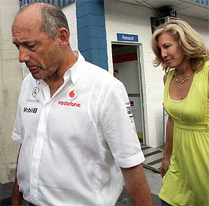 Ron Dennis y su esposa Lisa, cariacontencidos, a su salida del circuito. (Foto: EFE)