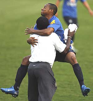 Robinho abraza a un tcnico de la seleccin brasilea. (Foto: EFE)