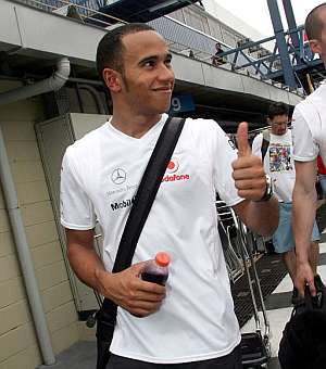 Lewis Hamilton levanta el pulgar tras el GP de Brasil. (Foto: EFE)