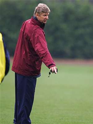 Arsne Wenger, durante un entrenamiento de su equipo. (Foto: AP)