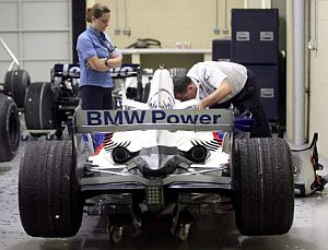 Un oficial de la FIA examina el motor de un BMW con un mecnico de la escudera. (Foto: EFE)