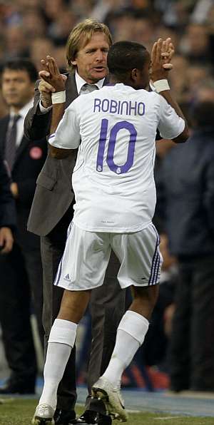 Robinho dedica su segundo gol a Schuster. (Foto: EFE)
